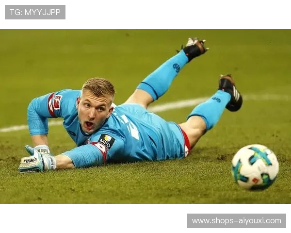 守门员在训练中练习“低射扑救+快速传球”双技能连贯性